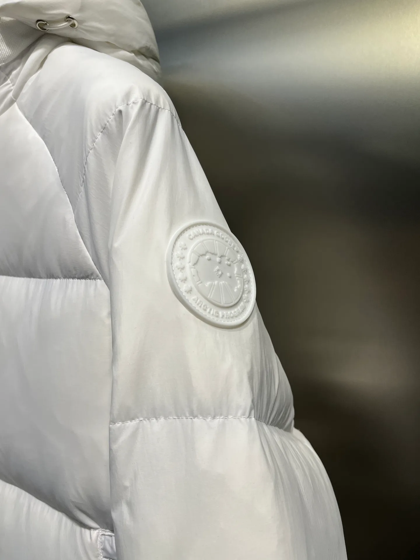 P740 Big Goose Capsule White Label Down Canada Goos* Canada Goose's new limited white label bread jacket, the same style for men and women, filled with 625 fill power white goose down, and the fabric has a satin feel. Suitable for wearing in spring and autumn in various cities, this model has a stand-up collar design, classic and versatile, and has good thermal insulation effect! Fabric + Features: ✅Fabric: 85% polyester, 15% cotton, windproof and waterproof ✅Lining: 100% polyester, windproof and waterproof ✅Filling: 80% pure white duck down, 20% pure white feathers ✅Fillness: 625 ✅Care instructions: Dry cleaning ✅Zipper: Genuine YKK two-way entrance zipper ✅TEI Temperature Feeling Index 1: Lightweight minus 5 degrees to 5 degrees Technology: ✅The fabric is made of CORDURA polyamide fabric, which is a new functional fabric and a leading technological product. The durability is 2 times higher than ordinary nylon fabric. Wear resistance, strong tear resistance, good hand feel and good color. ✅The liner is filled with imported 625 fill power 90 white duck down, the liner is reinforced with anti-runaway velvet liner, and the fly on the front center fly is designed with snap buttons to prevent ventilation and rain. Whether it is hiking, urban walking or polar exploration, this model can help you find the Cana that suits your body, activities and lifestyle. Color: pink, blue, black, white Size: xs-l